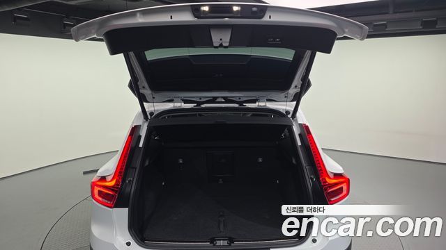 Volvo XC40 B4 Ultimate Bright 2023 — фото 20