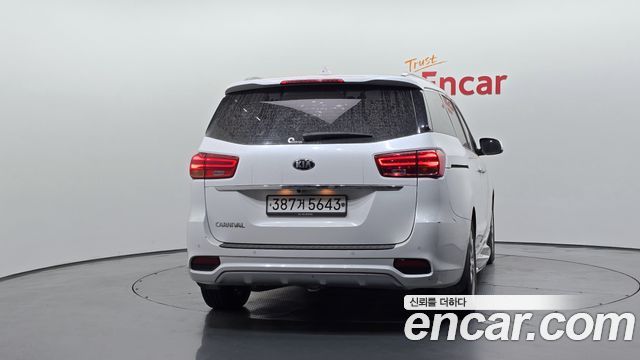 Kia Carnival 9-Seater Prstige 2020 — фото 4