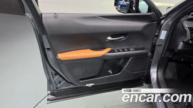 Lexus UX250h 2.0 2WD 2021 — фото 24