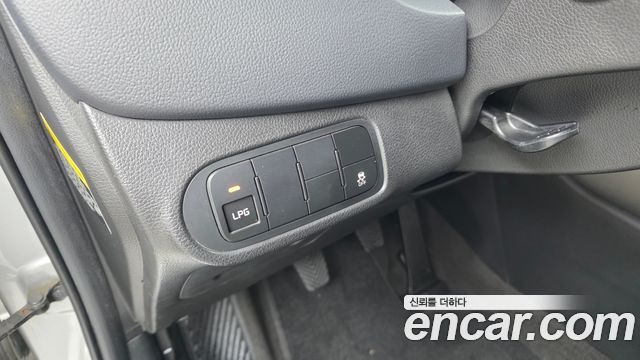 Kia Carens 2.0 LPi Luxury 2015 — фото 18
