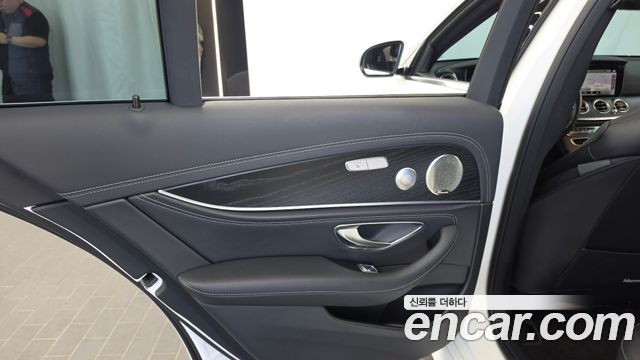 Mercedes-Benz E-Class (W213) E220d 4MATIC AMG Line 2022 — фото 25