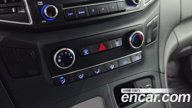 Hyundai Grand Starex Van 3-Seater Style 2019 — фото 14