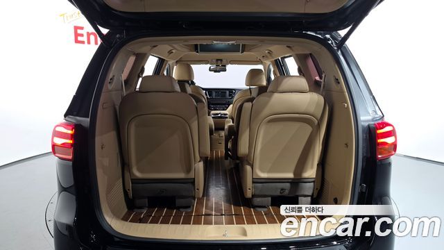 Kia Carnival 9-Seater Hi-Limousine Noblesse Special 2019 — фото 20