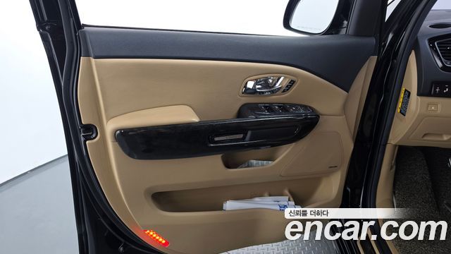 Kia Carnival 9-Seater Hi-Limousine Noblesse Special 2019 — фото 30