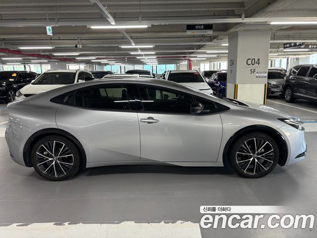 Toyota Prius (V) 2.0 XLE 2024 — фото 3