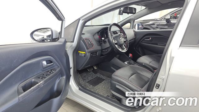 Kia Pride 5DR 1.6 GDI Prestige 2015 — фото 10