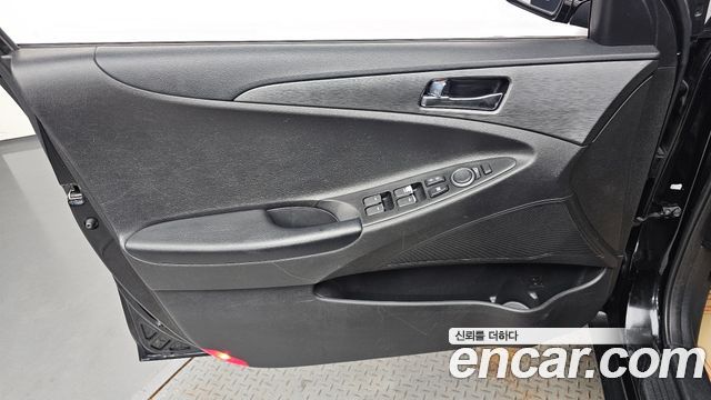 Hyundai Sonata The Brilliant CVVL Bluesaver 2013 — фото 24