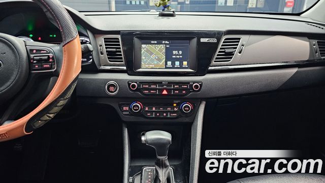 Kia Niro Prestige 2017 — фото 13