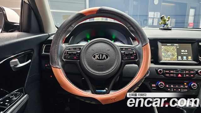 Kia Niro Prestige 2017 — фото 14