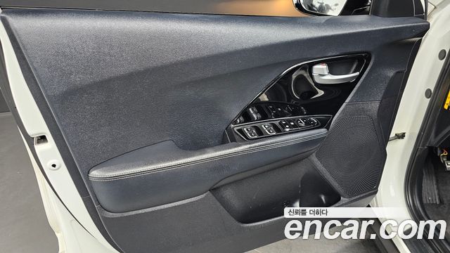 Kia Niro Prestige 2017 — фото 24