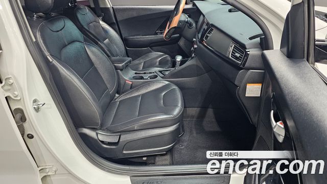 Kia Niro Prestige 2017 — фото 26
