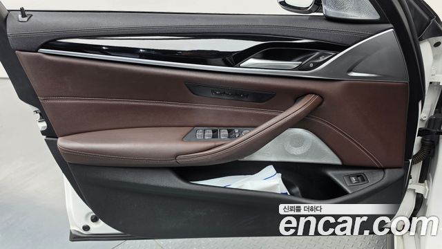 BMW 5 Series (G30) M550i xDrive 2021 — фото 24