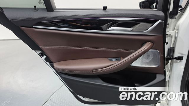 BMW 5 Series (G30) M550i xDrive 2021 — фото 25