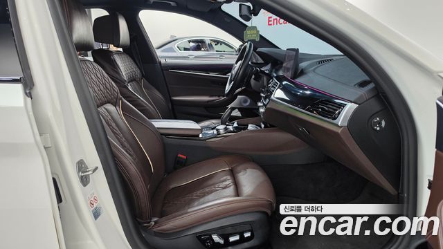 BMW 5 Series (G30) M550i xDrive 2021 — фото 26