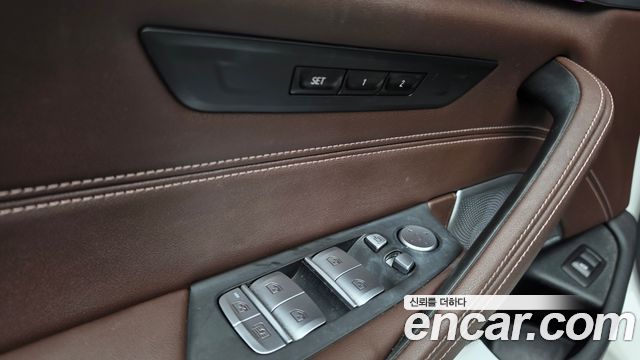 BMW 5 Series (G30) M550i xDrive 2021 — фото 28