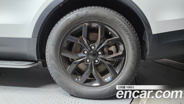 Land Rover Discovery 5 3.0 SD6 SE 2019 — фото 21