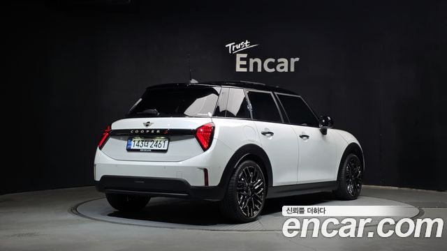 MINI Cooper S (IV) 5 Door Favoured 2025 — фото 2