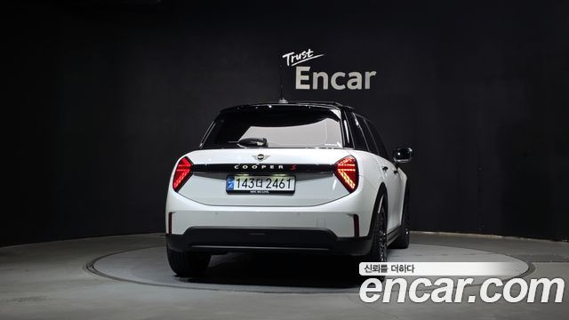 MINI Cooper S (IV) 5 Door Favoured 2025 — фото 4