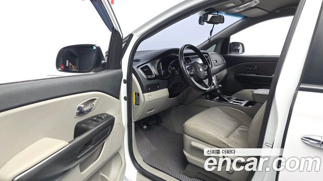 Kia Carnival 9-Seater Luxury 2019 — фото 10