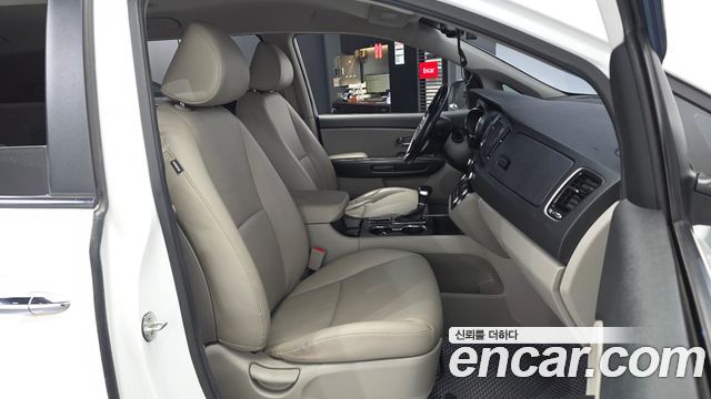 Kia Carnival 9-Seater Luxury 2019 — фото 11