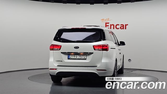 Kia Carnival 11-seater Noblesse 2016 — фото 4