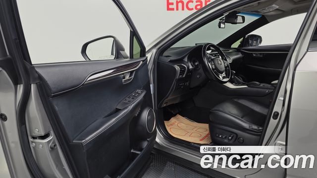Lexus NX300h Executive 2017 — фото 10