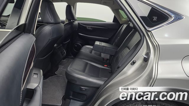 Lexus NX300h Executive 2017 — фото 15