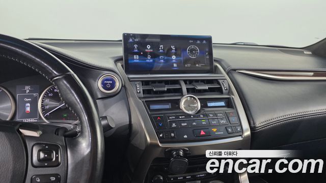Lexus NX300h Executive 2017 — фото 16