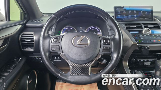Lexus NX300h Executive 2017 — фото 17