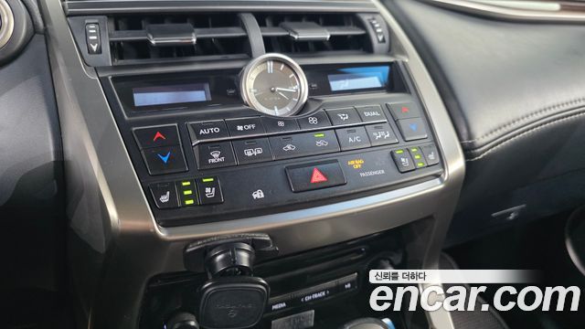Lexus NX300h Executive 2017 — фото 20