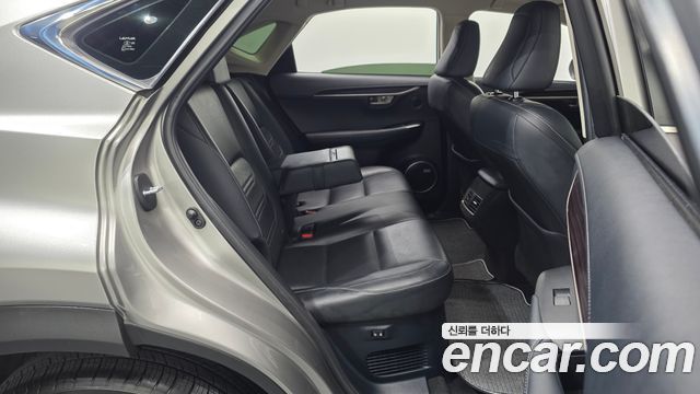 Lexus NX300h Executive 2017 — фото 24
