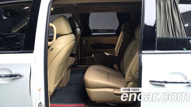 Kia Carnival 9-Seater Hi-Limousine Noblesse Special 2019 — фото 12