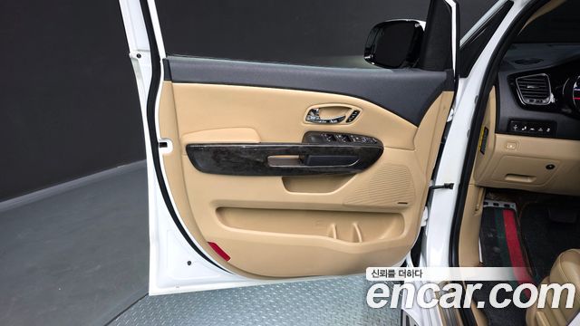 Kia Carnival 9-Seater Hi-Limousine Noblesse Special 2019 — фото 24