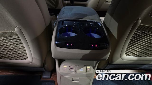 Kia Carnival 9-Seater Hi-Limousine Noblesse Special 2019 — фото 32