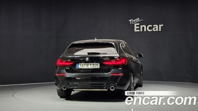 BMW 1 Series (F40) 120i Advantage 2022 — фото 4
