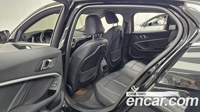 BMW 1 Series (F40) 120i Advantage 2022 — фото 12