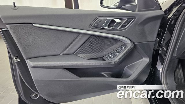 BMW 1 Series (F40) 120i Advantage 2022 — фото 24