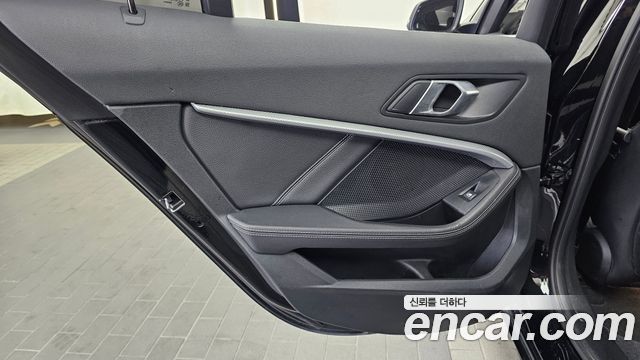 BMW 1 Series (F40) 120i Advantage 2022 — фото 25