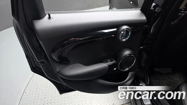 MINI Cooper S 5Door Standard 3rd 2019 — фото 25