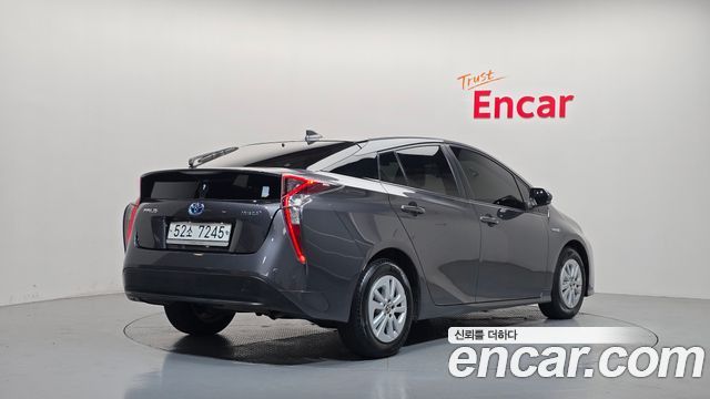 Toyota Prius (IV) 1.8 E 2018 — фото 2