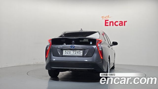 Toyota Prius (IV) 1.8 E 2018 — фото 4