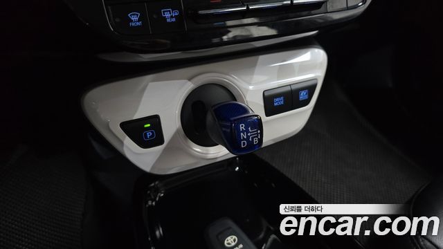 Toyota Prius (IV) 1.8 E 2018 — фото 9