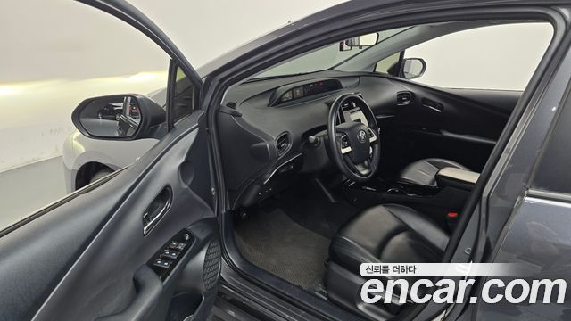 Toyota Prius (IV) 1.8 E 2018 — фото 10