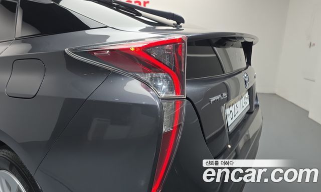 Toyota Prius (IV) 1.8 E 2018 — фото 29