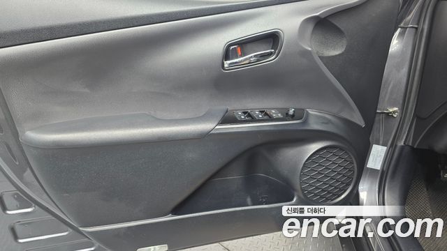 Toyota Prius (IV) 1.8 E 2018 — фото 30