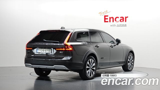 Volvo V90 Cross Country B5 Pro AWD 2022 — фото 2