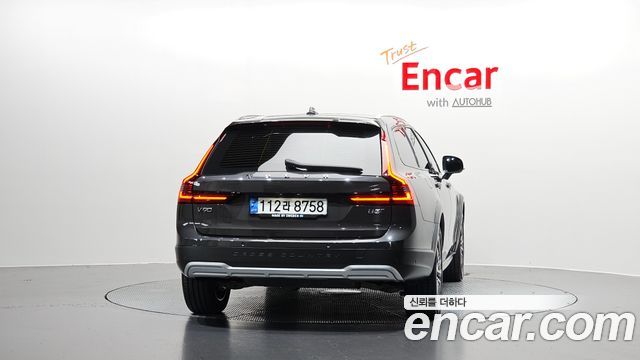 Volvo V90 Cross Country B5 Pro AWD 2022 — фото 4