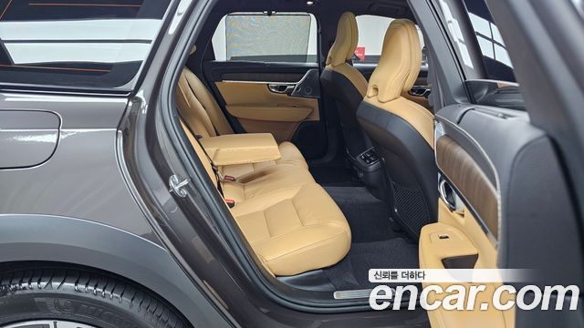 Volvo V90 Cross Country B5 Pro AWD 2022 — фото 11