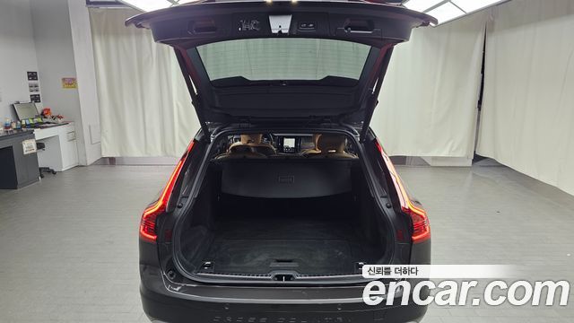 Volvo V90 Cross Country B5 Pro AWD 2022 — фото 17