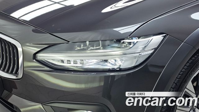 Volvo V90 Cross Country B5 Pro AWD 2022 — фото 22